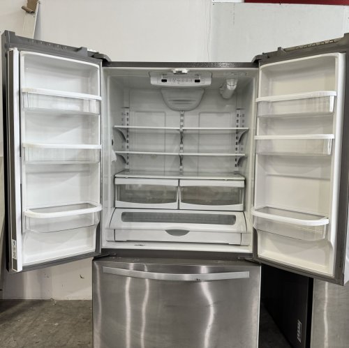 USADO WHIRLPOOL Refrigerador con capacidad de 19.6 pies cúbicos, estantes de vidrio sin marco